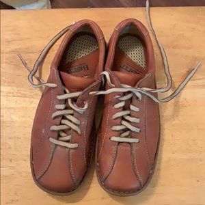 Never worn lace up born shoes